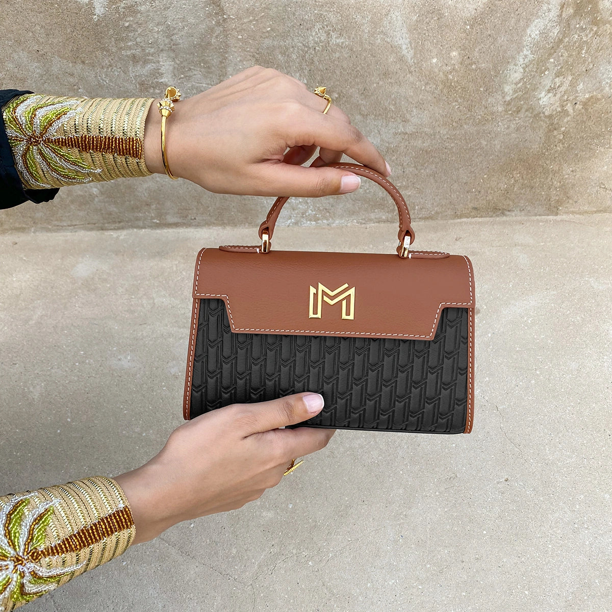 شنطة حصة / أسود مع تان