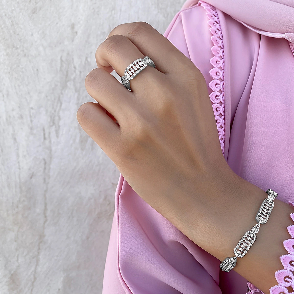 سوار فاين بتصميم متعدد / اللون الفضي