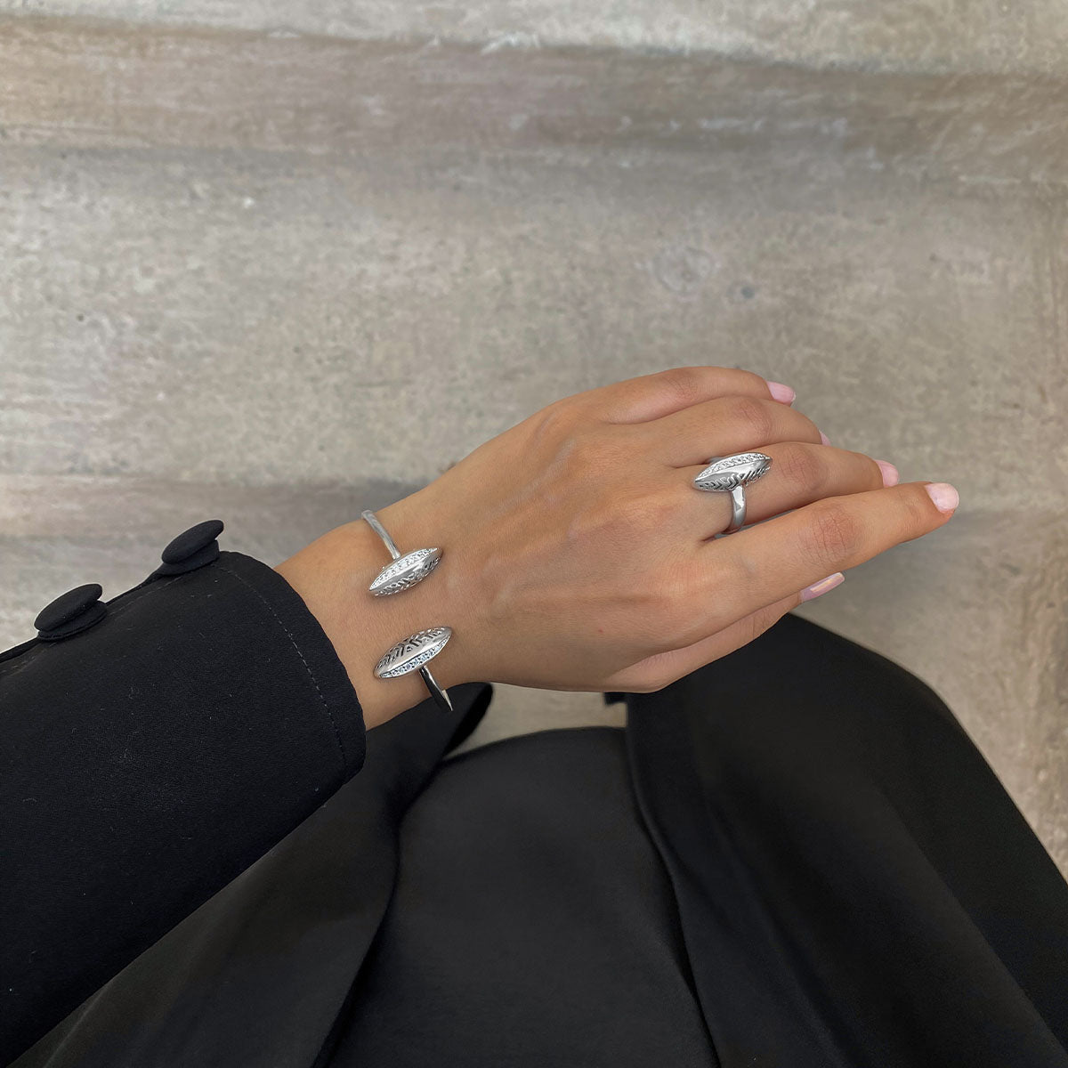 ليف / سوار باللون الفضي