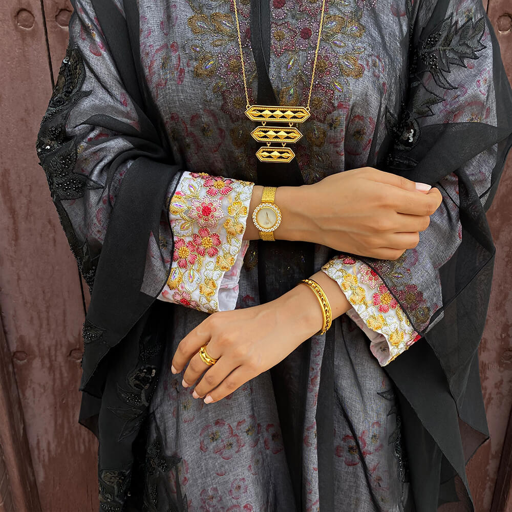 أناقة / قلادة ذهبية