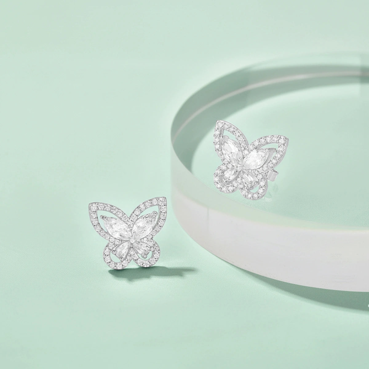 بترفلاي / أقراط باللون الفضي