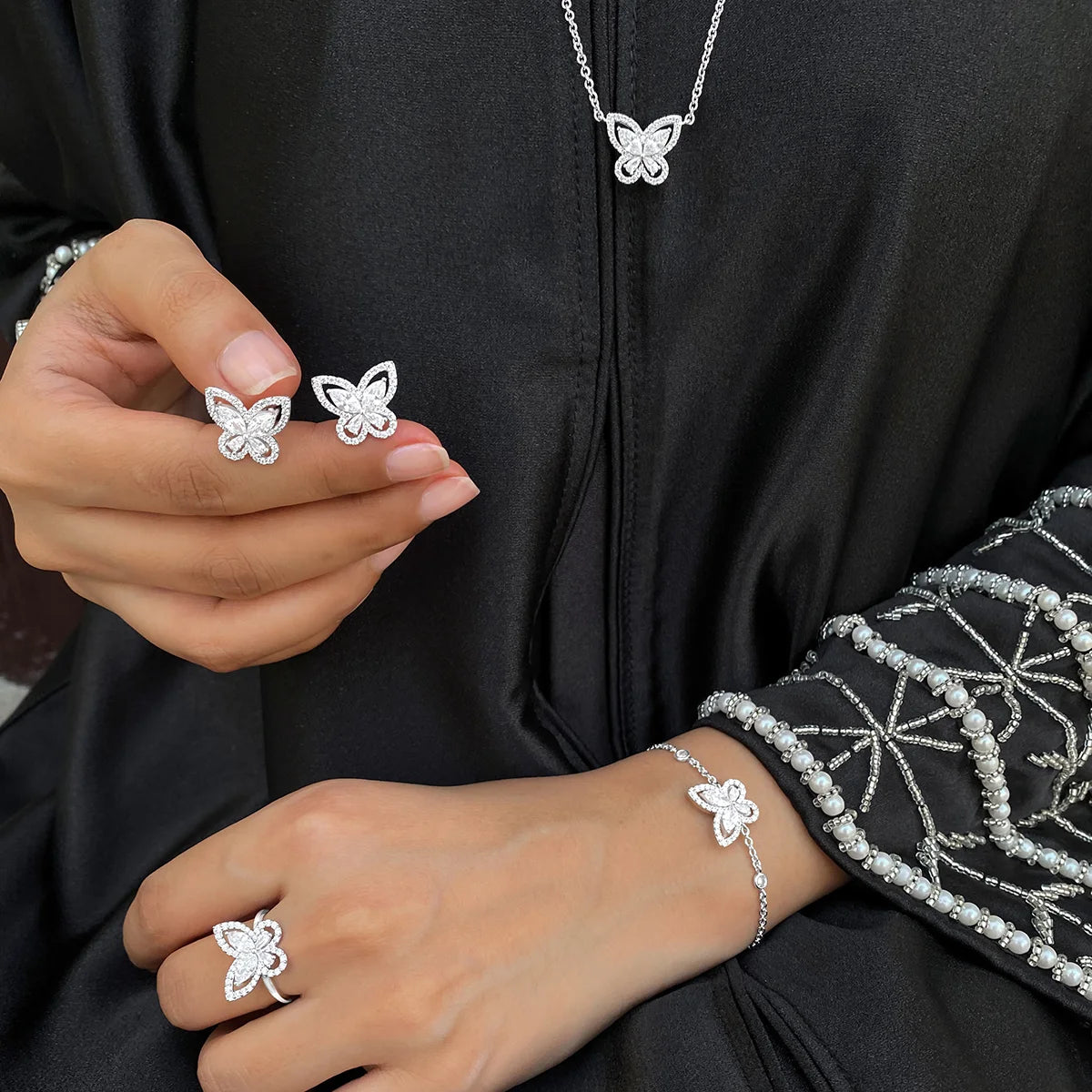 بترفلاي / أقراط باللون الفضي