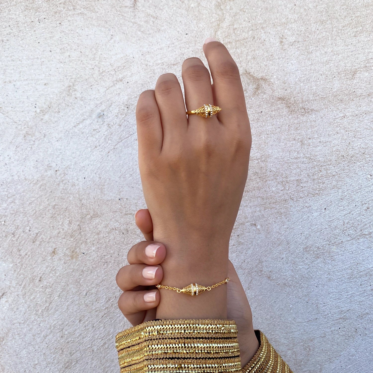 سوار لانترن  بتصميم بسيط / اللون الذهبي