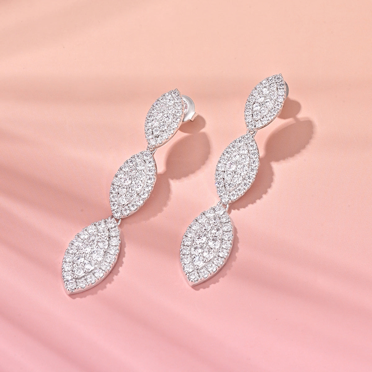 ديزي ليف / أقراط باللون الفضي