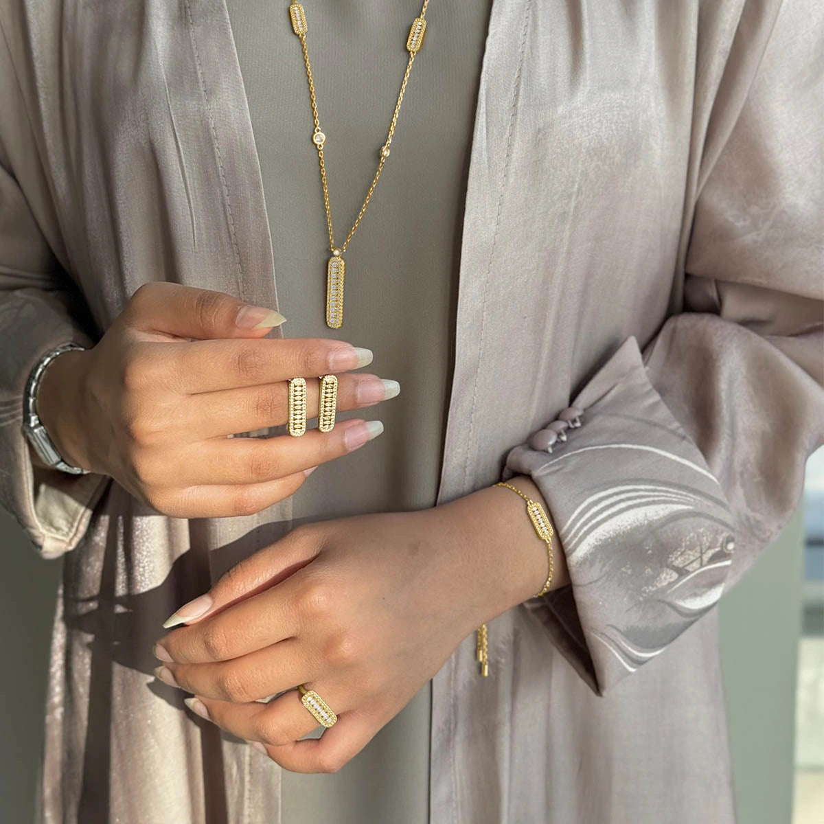 فاين / أقراط باللون الذهبي