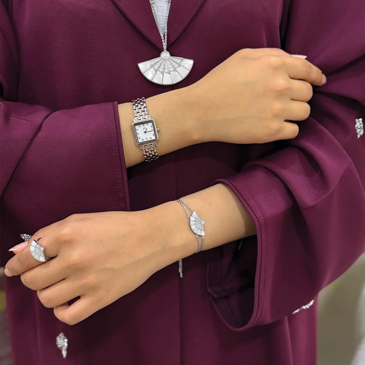 فان / سوار باللون الفضي