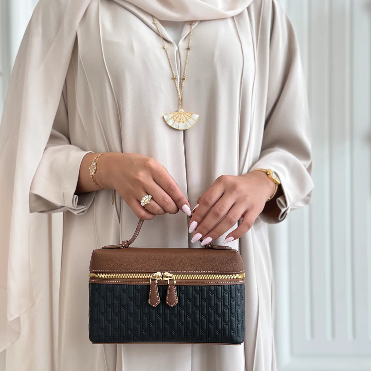 فان / طقم باللون الذهبي