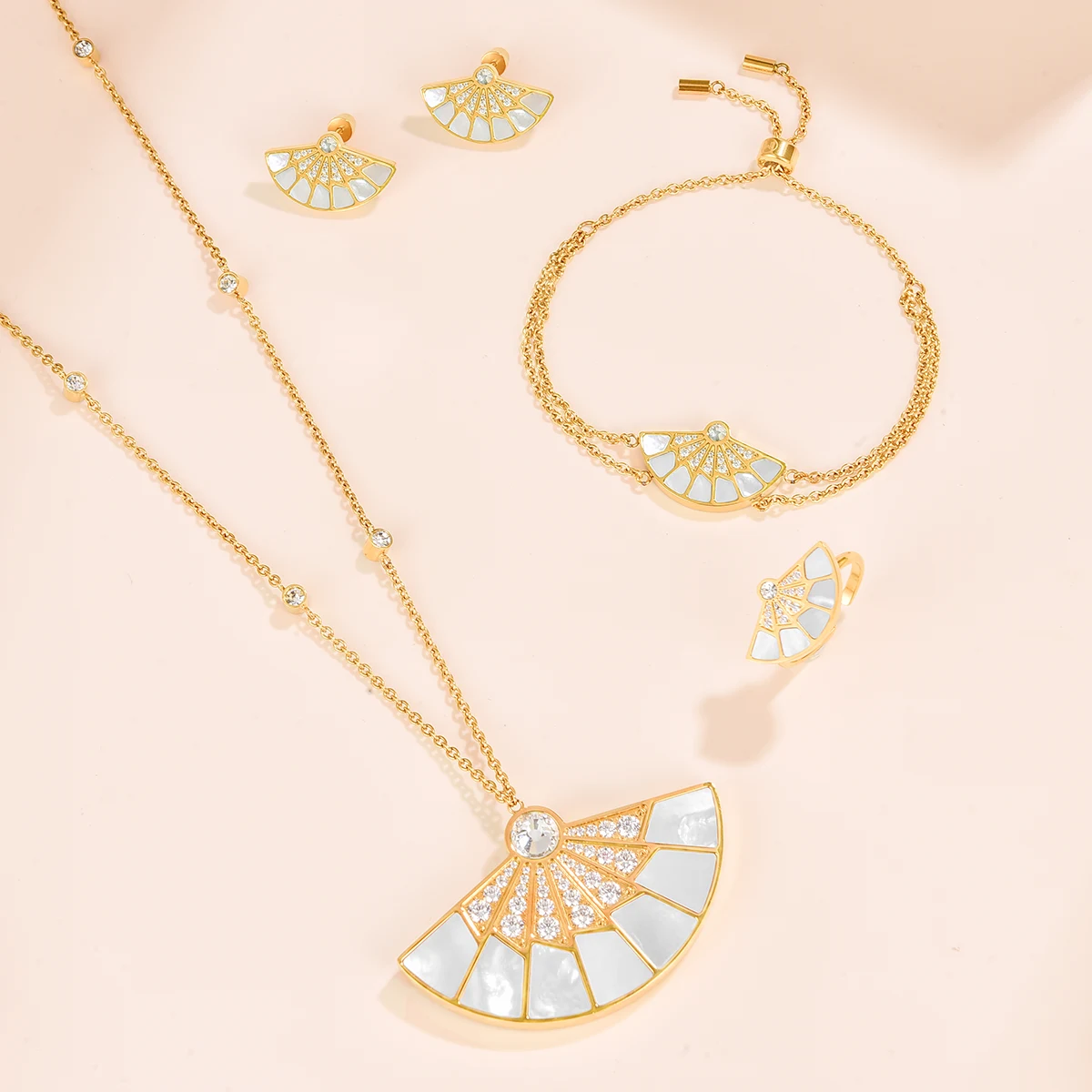 فان / طقم باللون الذهبي