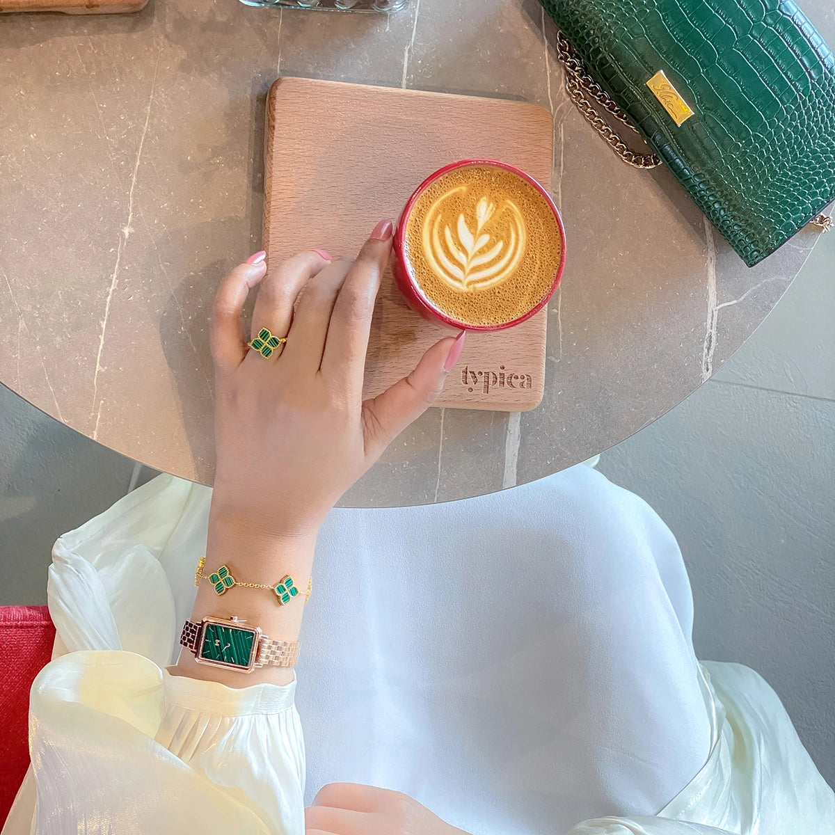 جوري / إسورة اللؤلؤ بلون الذهب