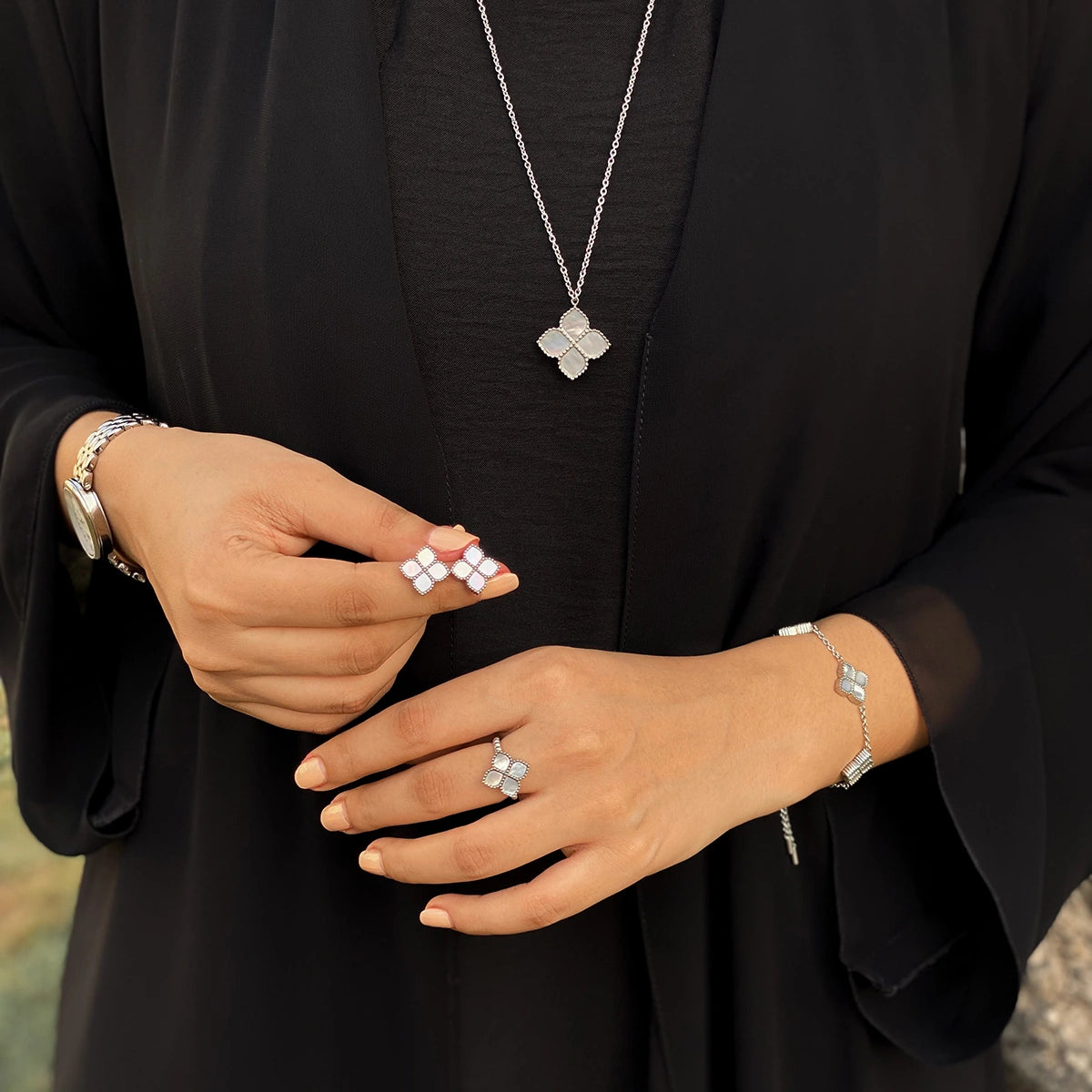 جوري / أقراط اللؤلؤ باللون الفضي