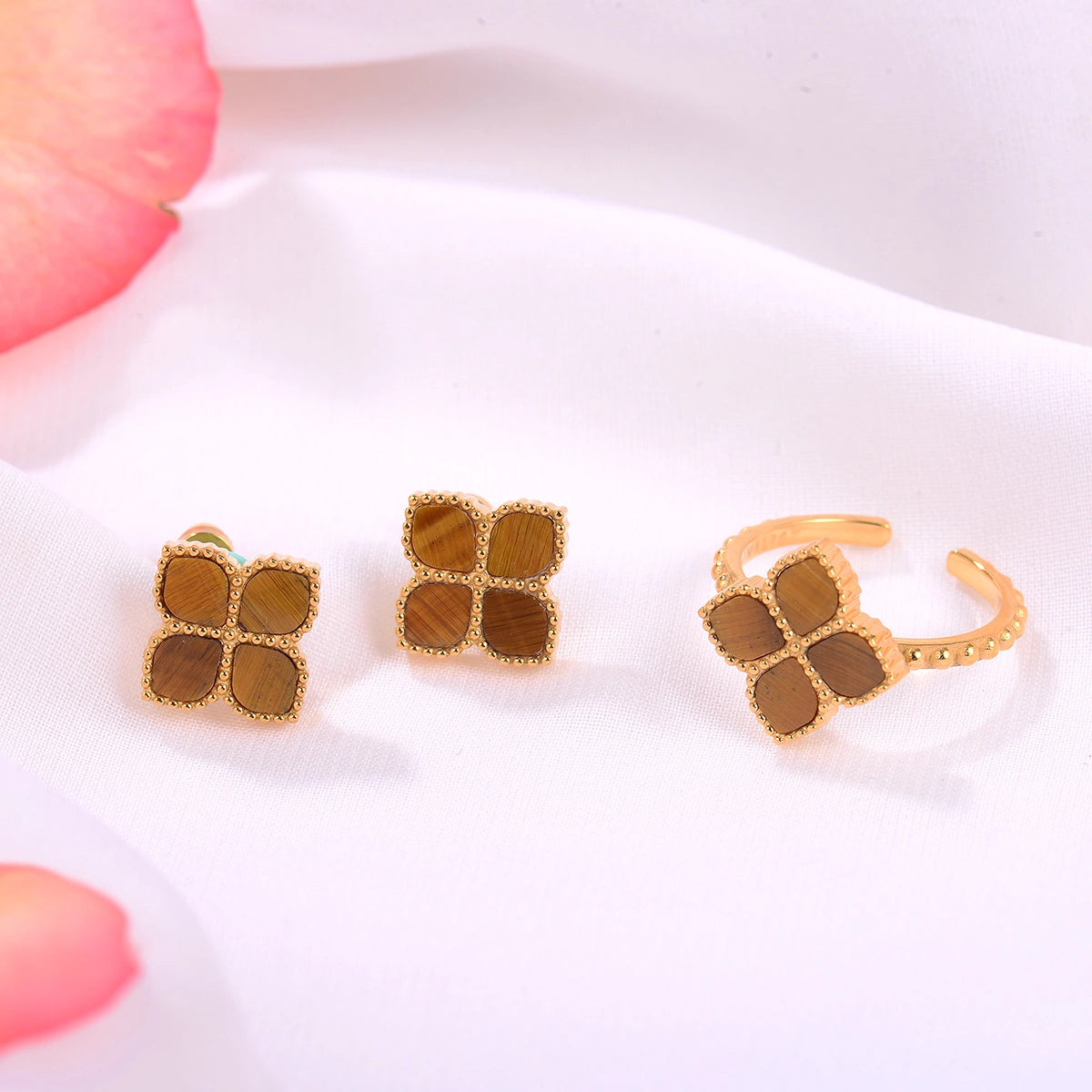 جوري / أقراط اللؤلؤ باللون الذهبي