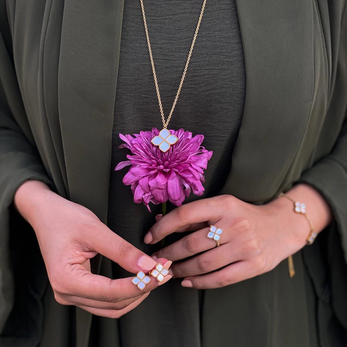 جوري / أقراط اللؤلؤ باللون الذهبي