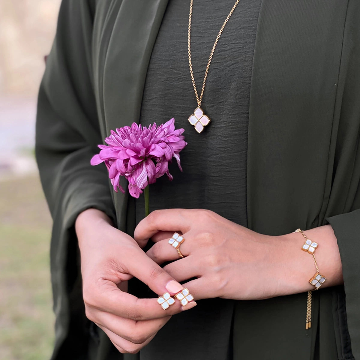 جوري / طقم اللؤلؤ بلون الذهب