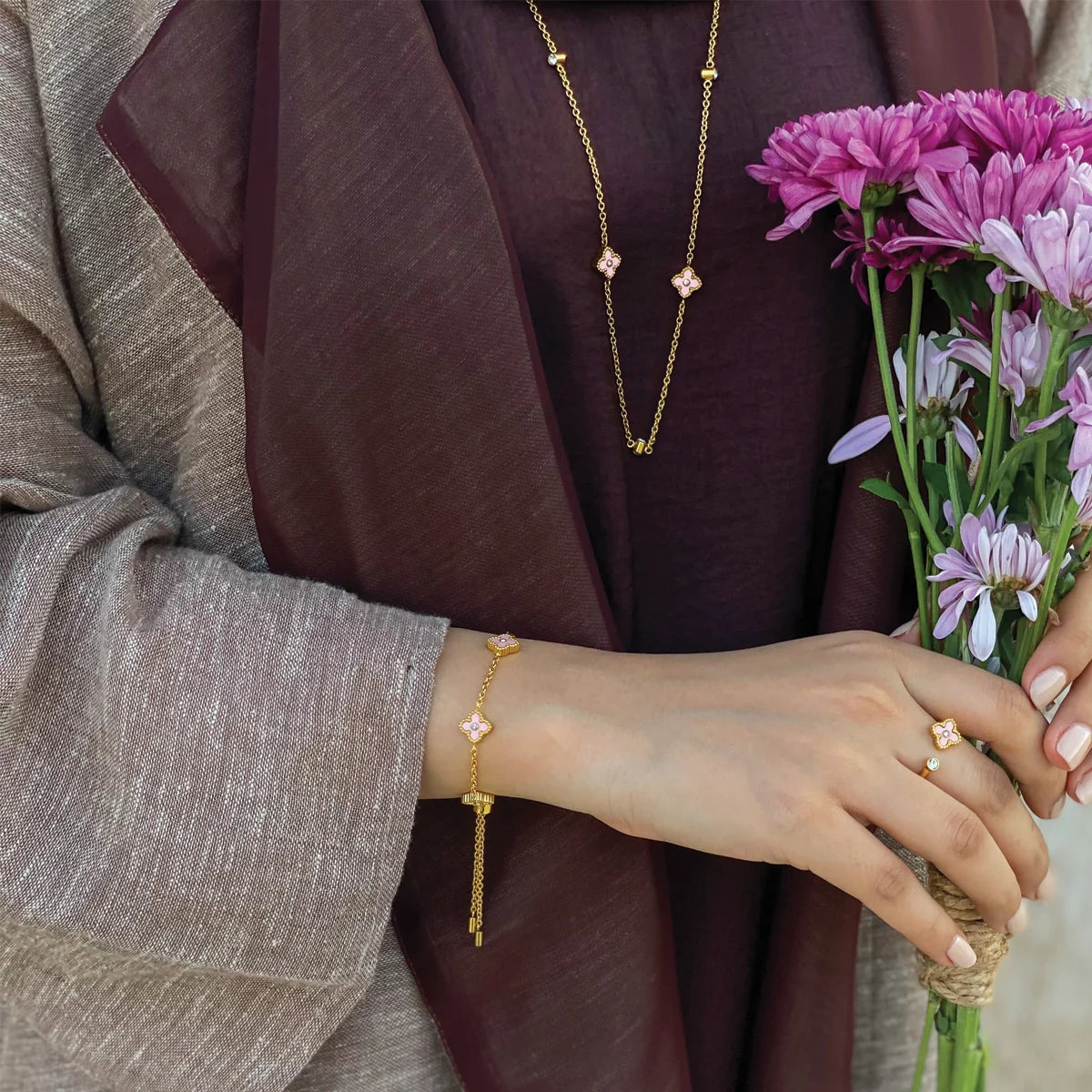 ميني جوري / طقم وردي فاتح و ذهبي