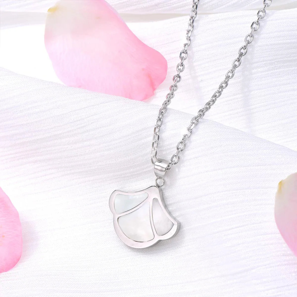 Tulip / Necklace Pearl Silver