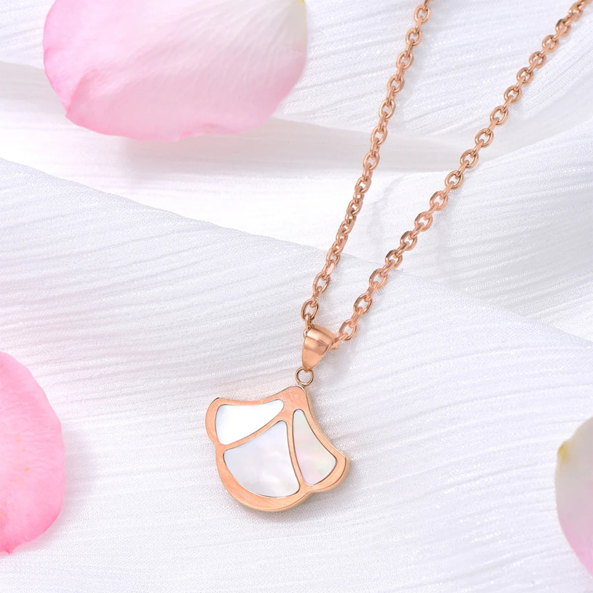 Tulip / Necklace Pearl Rose Gold
