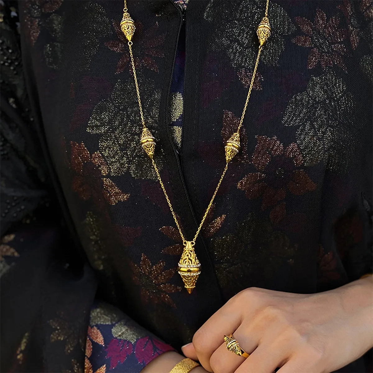 Lantern / Necklace Gold