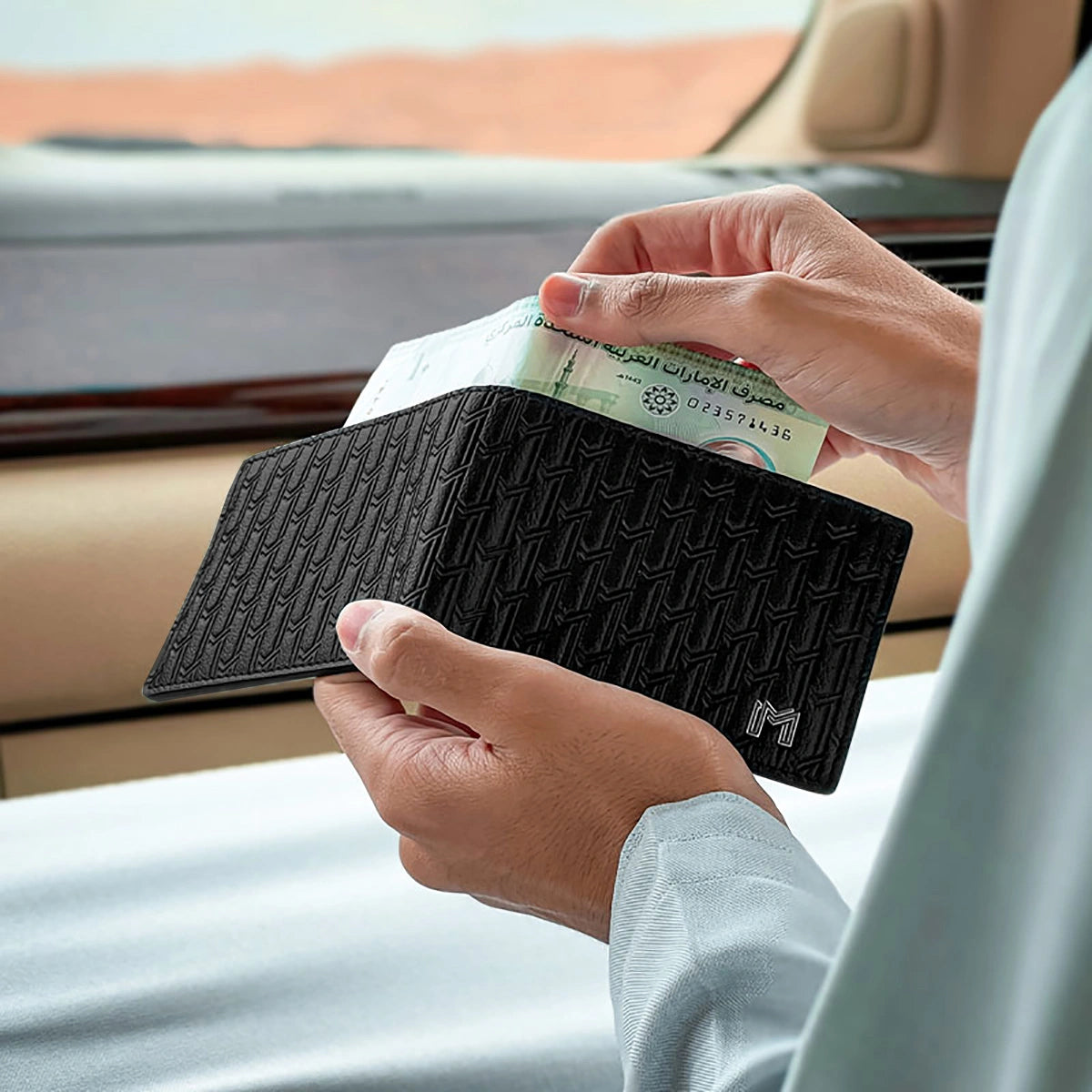 جلد الجمل أسود / فضي