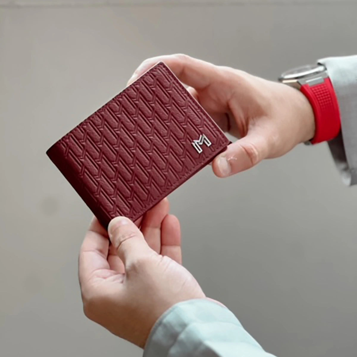 جلد الجمل بورغندي / فضي