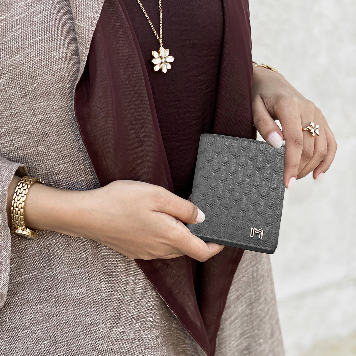 جلد الجمل رمادي / فضي