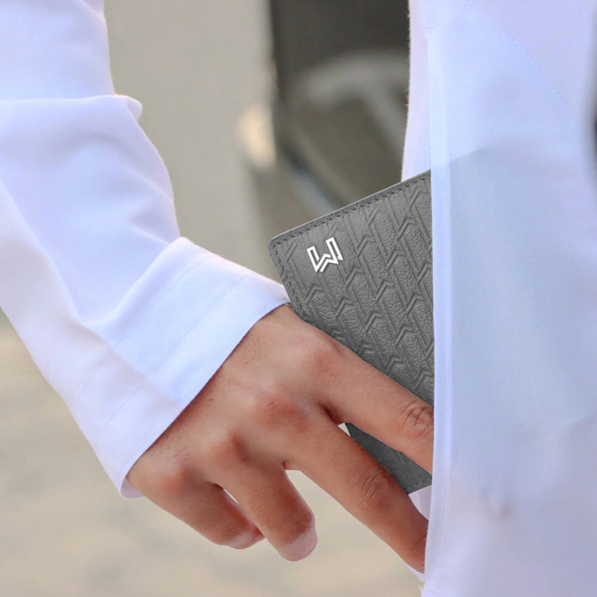 جلد الجمل رمادي / فضي