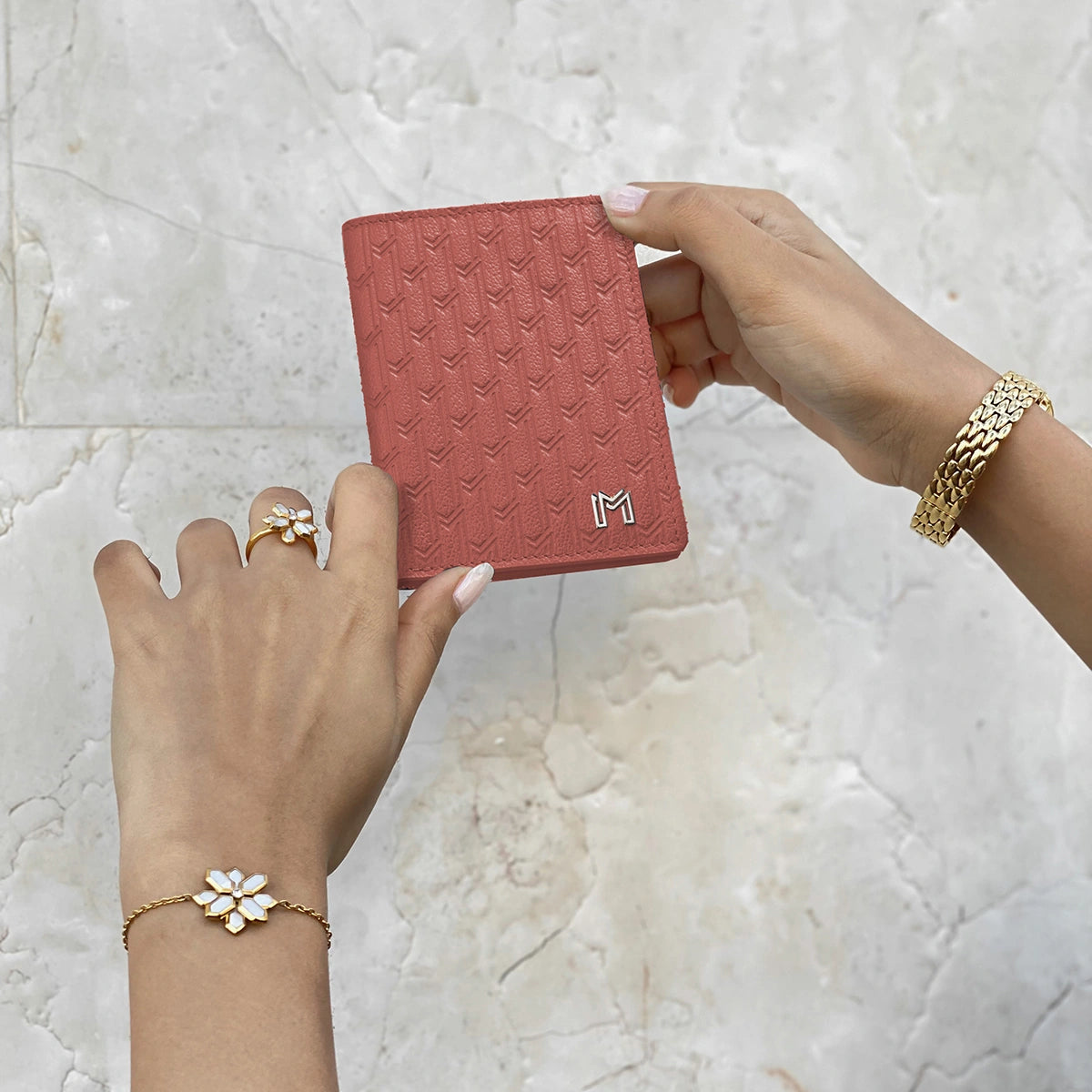 جلد الجمل وردي / فضي