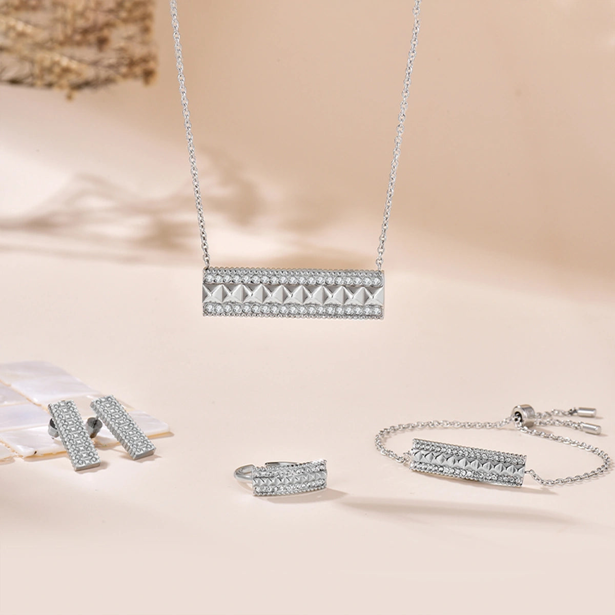 نورة / طقم باللون الفضي