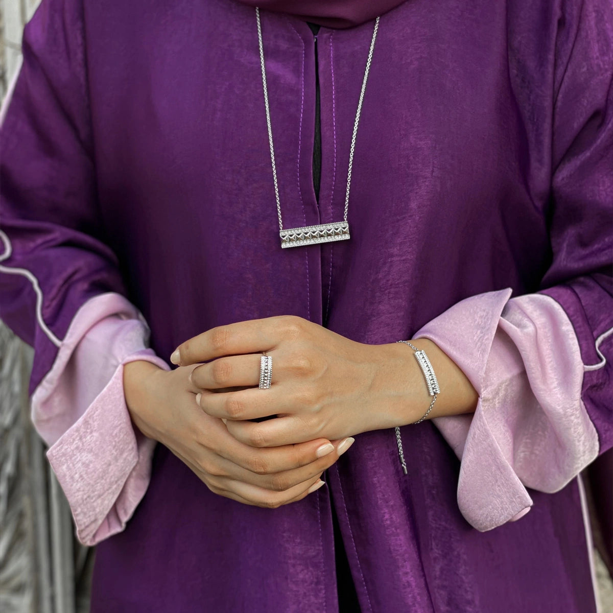 نورة / طقم باللون الفضي