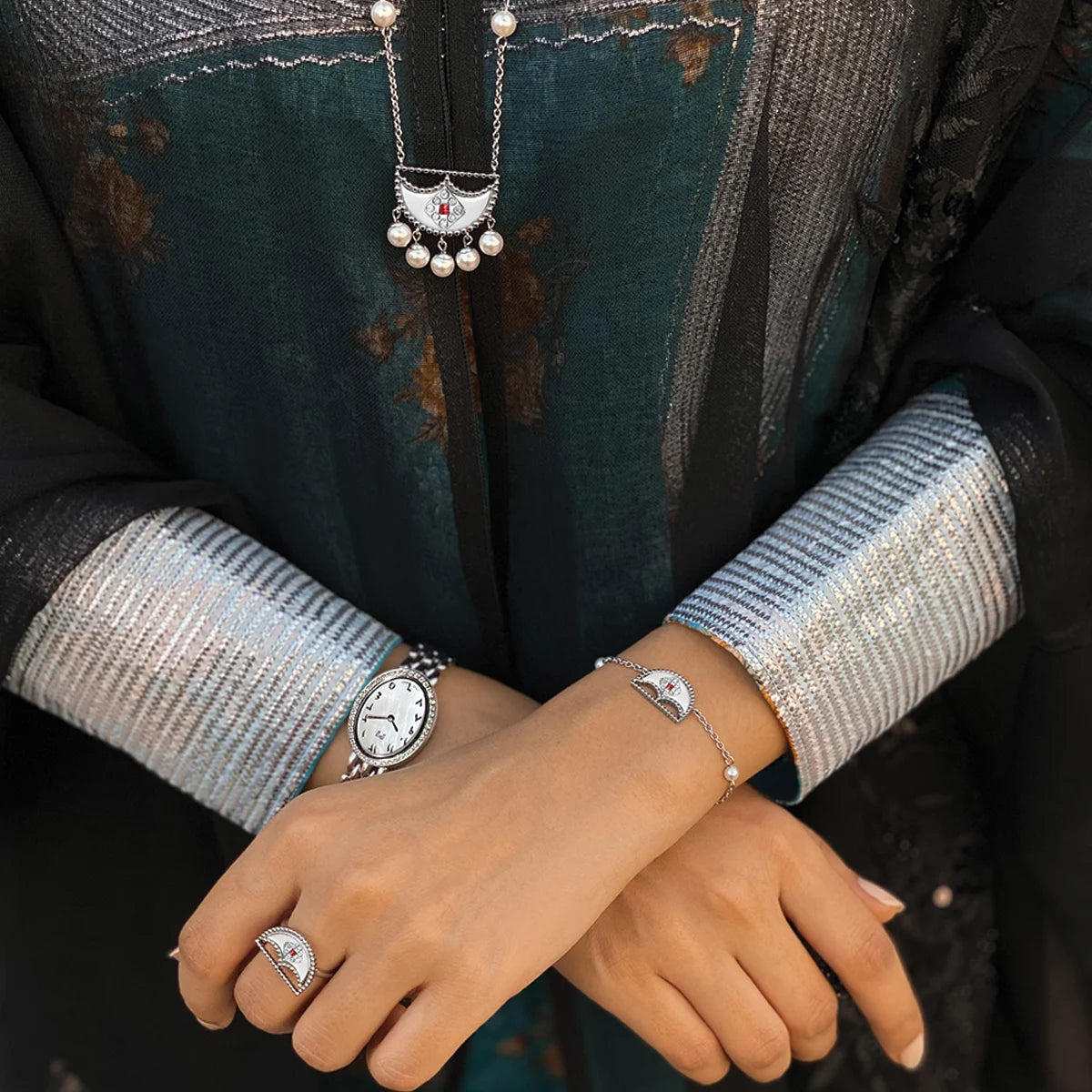 شناف / طقم اللؤلؤ باللون الفضي