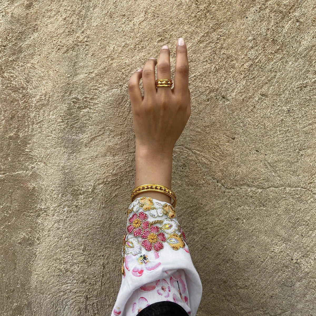 أناقة / سوار ذهبي