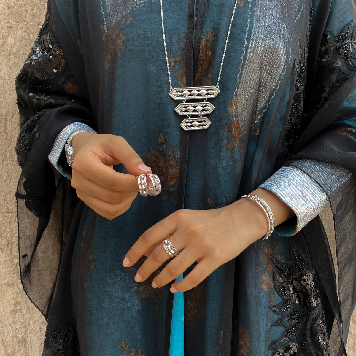 أناقة / قلادة فضية