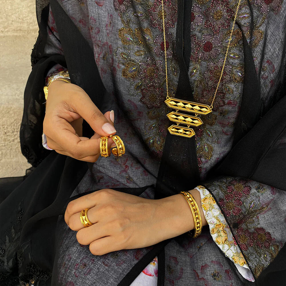 أناقة / أقراط ذهبية