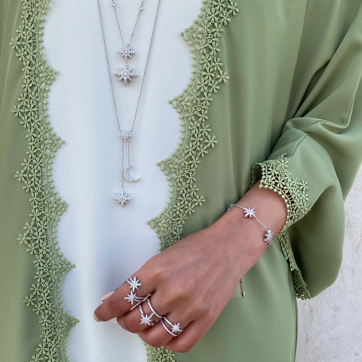 قلادة مون ستار بتصميم متعدد / اللون الفضي