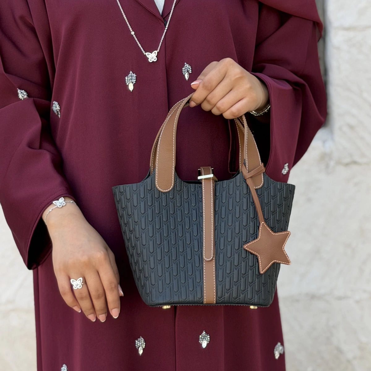 ليذر تشارم / النجمة باللون التان