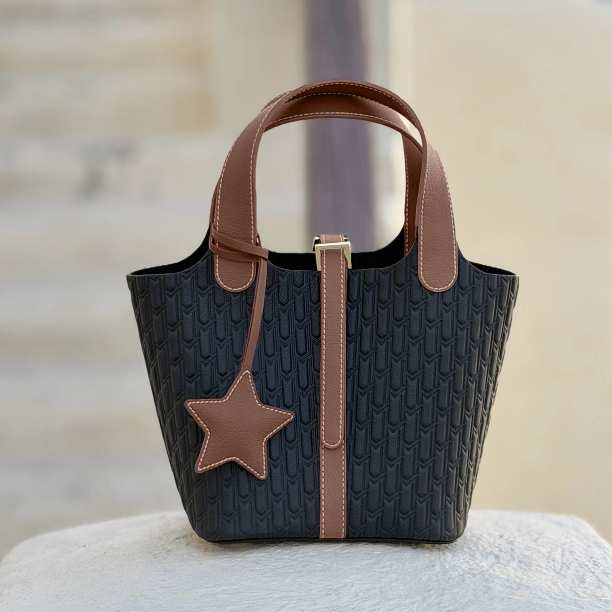 ليذر تشارم / النجمة باللون التان